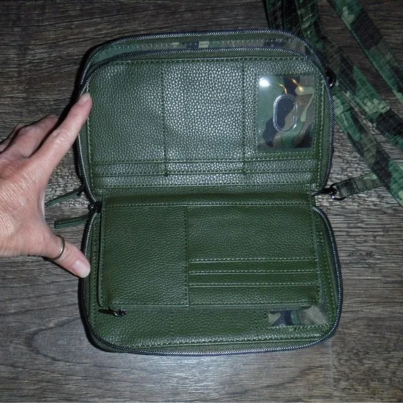 Lug Crossbody Wallet Olive Green Quilted‎ RFID Blocking Wristlet Strap Camo - Picture 4 of 7